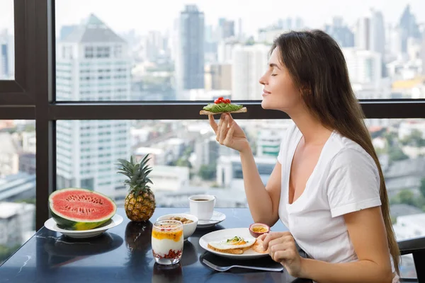 朝に朝食を食べる若い女性 — ストック写真