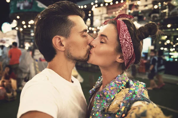 Para Całowanie na The wieczór ulica podczas ich pierwszy Data — Zdjęcie stockowe