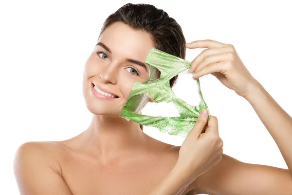 Nő zöld leválasztó maszk az arcán — Stock Fotó