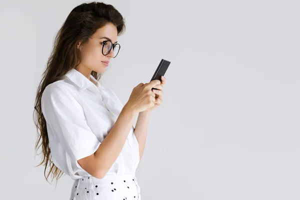 Young businesswoman is using smartphone — Stock Photo, Image