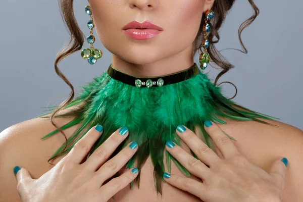 Красивая женщина с дорогими серьгами и стильным ожерельем — стоковое фото
