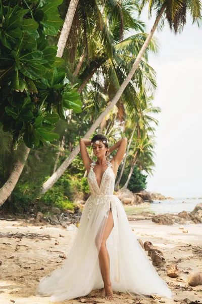 Sinnliche Braut trägt wunderschönes Brautkleid auf der tropischen ist — Stockfoto