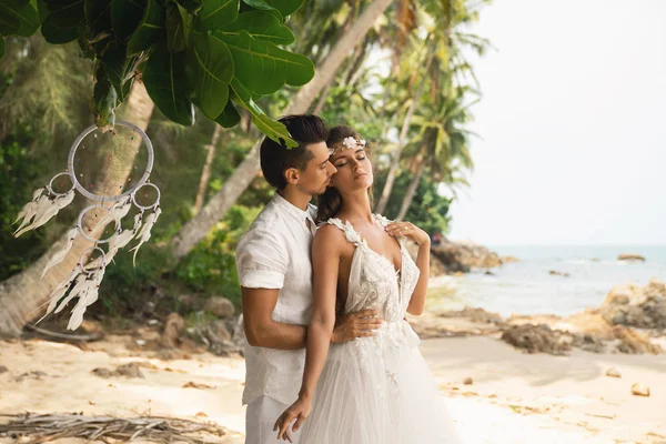 Genç ve güzel çift sahilde düğün kutluyor — Stok fotoğraf