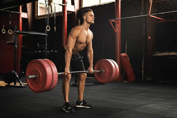 Deadlift övning. Man under sin träning i gymmet — Stockfoto