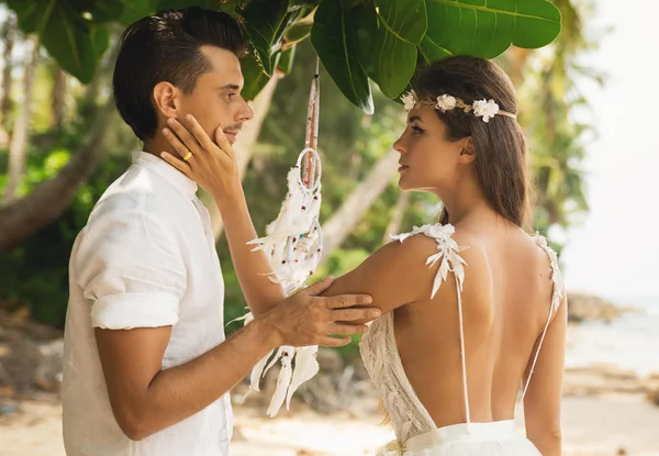 Just married couple is celebrating their wedding on the beach — Stock Photo, Image