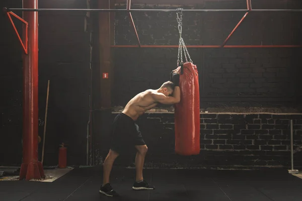 Kämpfer ist beim Training mit Boxsack sehr müde — Stockfoto