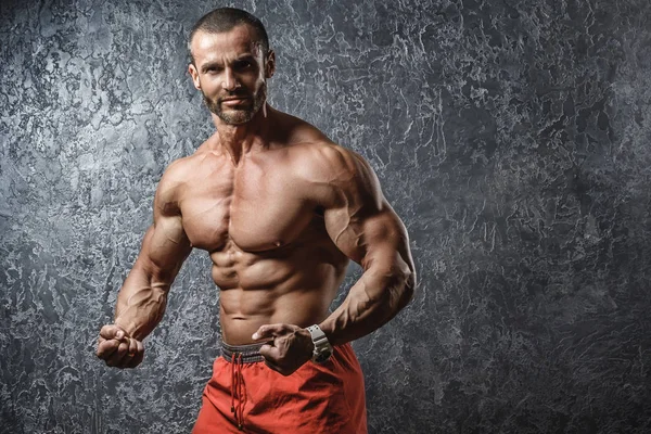 Bodybuilder forte e muscolare mostrando il suo corpo — Foto Stock