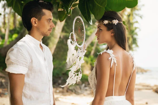 Just married couple is celebrating their wedding on the beach — Stock Photo, Image