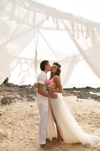 Heureux couple marié célèbre leur mariage sur la plage un — Photo