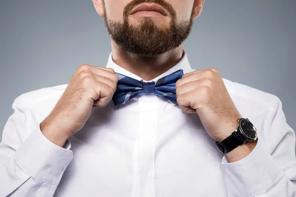 Man is fiting up a beautiful bow tie — Stock Photo, Image