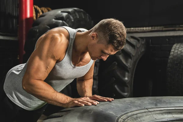 Jovem muscular homem fazendo push ups — Fotografia de Stock