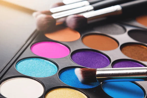 Eyeshadow palette and brushes — Stock Photo, Image