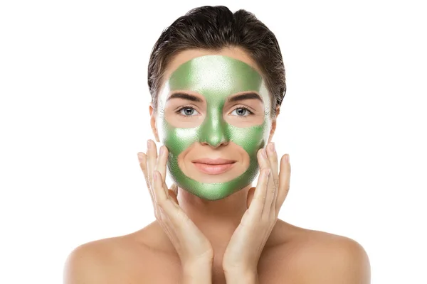 Женщина с зеленой кожурой на лице — стоковое фото