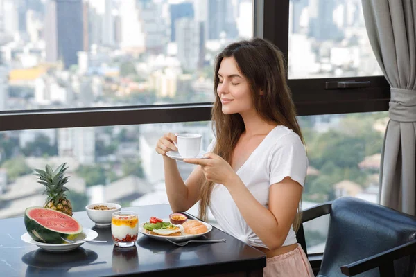 朝に朝食を食べる若い女性 — ストック写真