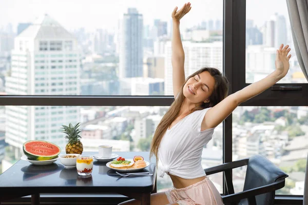朝に朝食を食べる若い女性 — ストック写真
