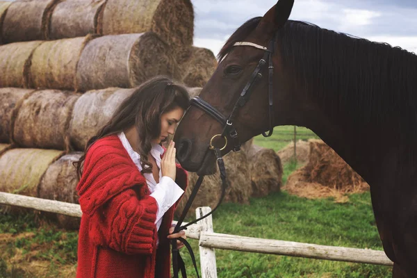 Młoda kobieta jeździec i jej piękny koń — Zdjęcie stockowe