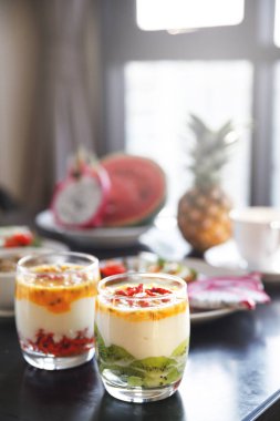 Taze az yağlı ve laktozsuz yoğurt ile iki bardak 