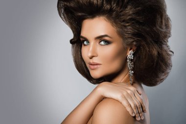 Güzel bir saç modeli ve makyaj ile Muhteşem kadın