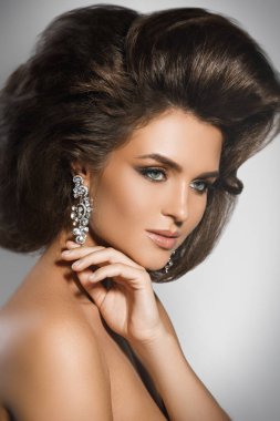 Güzel bir saç modeli ve makyaj ile Muhteşem kadın