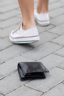 Yerde kayıp deri cüzdan