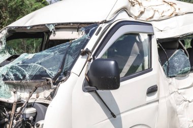 Ciddi trafik kazası sonrası minivan parçalandı