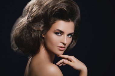 Güzel bir saç modeli ve makyaj ile Muhteşem kadın