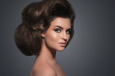 Güzel bir saç modeli ve makyaj ile Muhteşem kadın