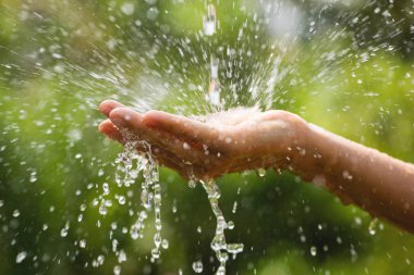 Islbeyaz kadın elleri ve berrak su sıçramaları