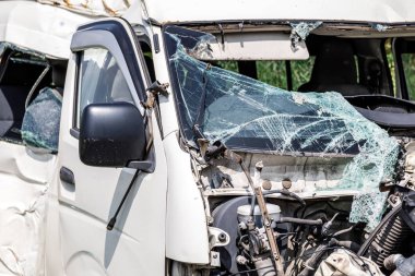 Ciddi trafik kazası sonrası minivan parçalandı