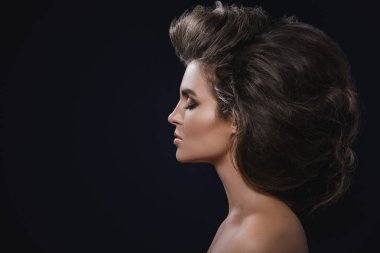 Güzel bir saç modeli ve makyaj ile Muhteşem kadın