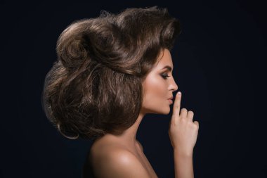 Profesyonel kuaför tarafından yapılan güzel saç modeli ile model