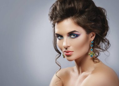 Mücevherile güzel pahalı küpe giyen muhteşem kadın