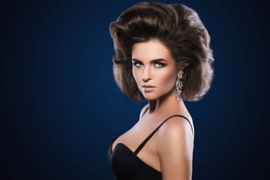 Güzel bir saç modeli ve makyaj ile Muhteşem kadın