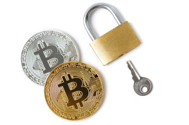 Beyaz arka planda Bitcoin sikkeleri ve asma kilit