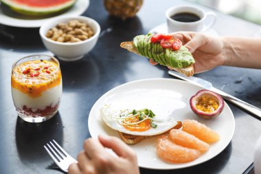 Masada sağlıklı ve lezzetli kahvaltı
