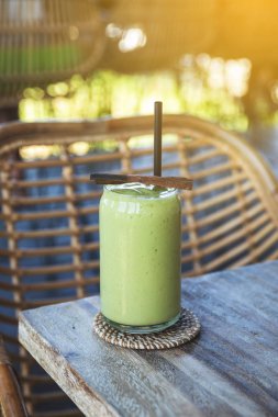 Lezzetli avokado smoothie ile Cam