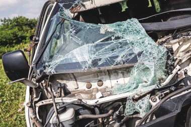 Ciddi trafik kazası sonrası minivan parçalandı