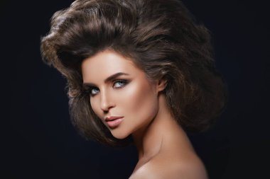 Güzel bir saç modeli ve makyaj ile Muhteşem kadın