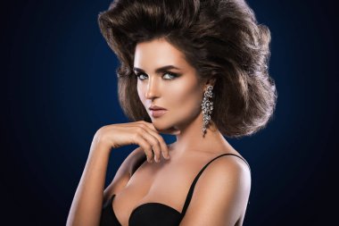 Güzel bir saç modeli ve makyaj ile Muhteşem kadın