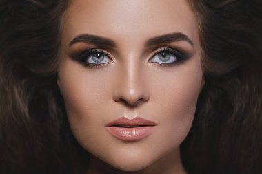 Güzel bir saç modeli ve makyaj ile Muhteşem kadın