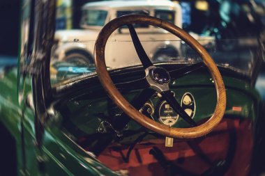 Direksiyon simidi ve retro iç parçası