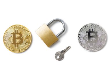 Beyaz arka planda Bitcoin sikkeleri ve asma kilit