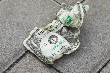 Eski ve yere bir dolar banknot buruşturulmuş