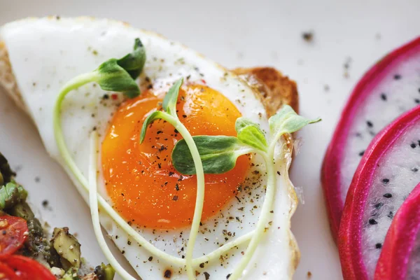 Rostat bröd med stekt ägg till frukost — Stockfoto