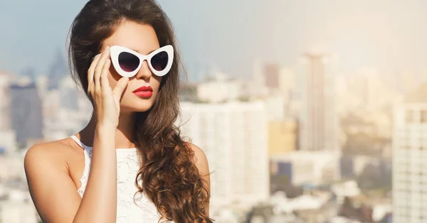 선글라스를 쓰고 있는 아름다운 젊은 여성의 초상화 — 스톡 사진
