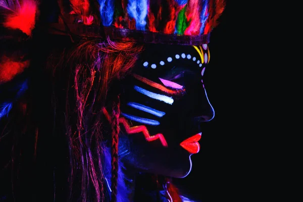 Frau mit Neon-Make-up in UV-Licht — Stockfoto