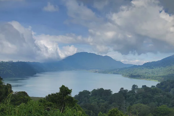 Schönen See buyan. bali island, indonesien. — Stockfoto