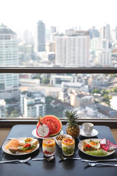 Yemek masasında sağlıklı ve lezzetli kahvaltı 