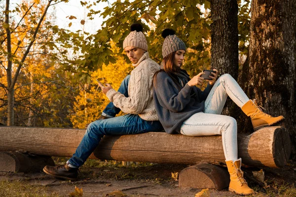 Młoda i szczęśliwa para w jesiennym parku — Zdjęcie stockowe