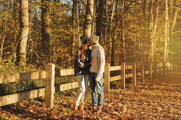 Jong stel in het park bij Sunny Autumn Day — Stockfoto